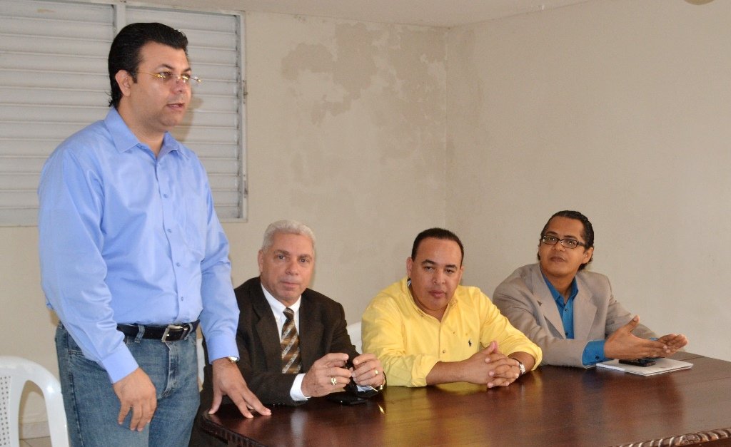 Bienvenido Comprés da la bienvenida a los invitados al Curso-taller, la Redacción y El Lenguaje de la Comunicación